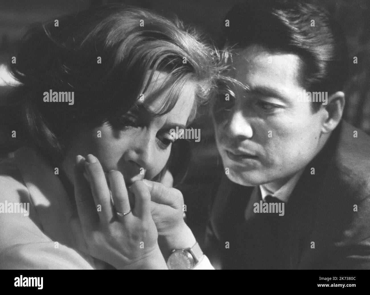 EMMANUELLE RIVA and EIJI OKADA in HIROSHIMA MON AMOUR (1959), directed by ALAIN RESNAIS. Credit: ARGOS/COMO/PATHE OVERSEAS/DAIEI MOTION P / Album Stock Photo