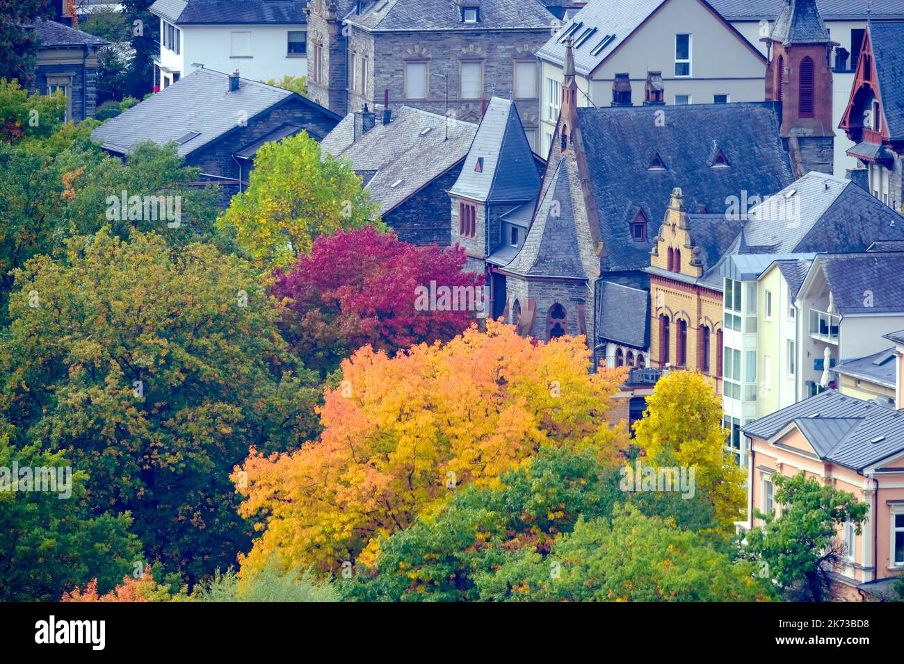 DEU, Deutschland, Rheinland-Pfalz, Bernkastel-Kues, 13.10.2022: Blick aus den Weinbergen auf den Ortsteil Kues  von Bernkastel-Kues an der Mosel im He Stock Photo