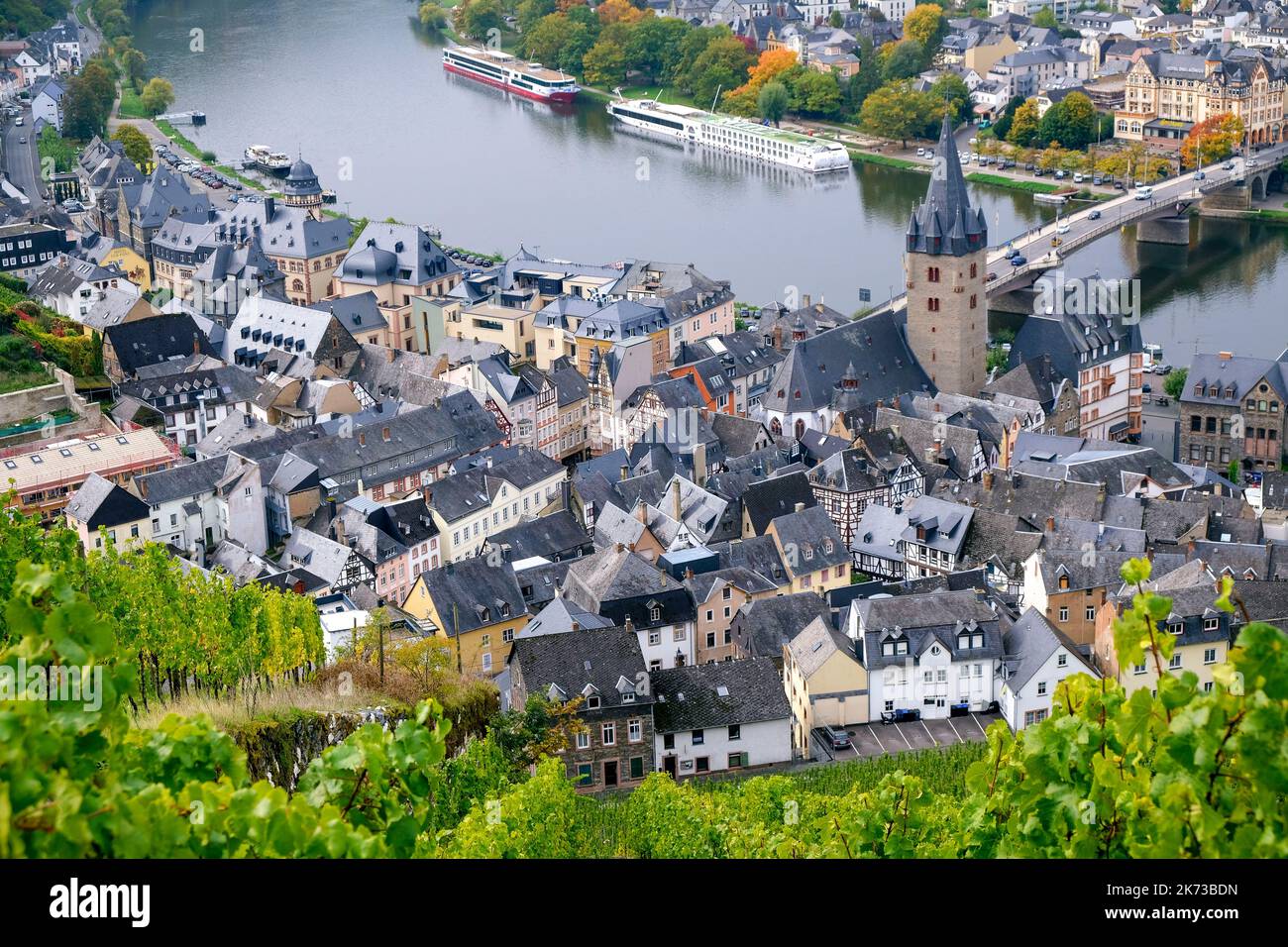 DEU, Deutschland, Rheinland-Pfalz, Bernkastel-Kues, 13.10.2022: Blick aus den Weinbergen auf Bernkastel-Kues an der Mosel im Herbst Stock Photo