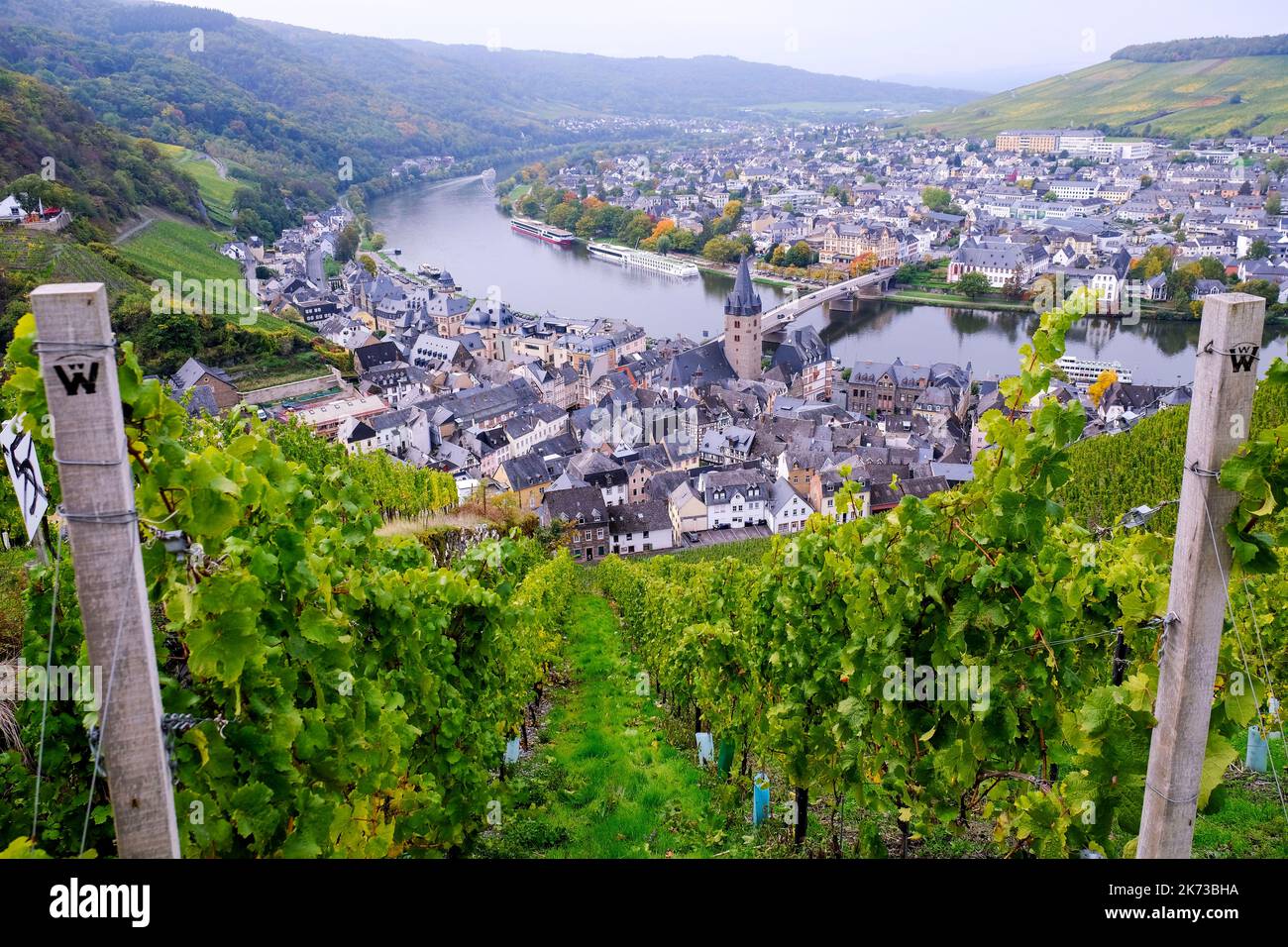 DEU, Deutschland, Rheinland-Pfalz, Bernkastel-Kues, 13.10.2022: Blick aus den Weinbergen auf Bernkastel-Kues an der Mosel im Herbst Stock Photo