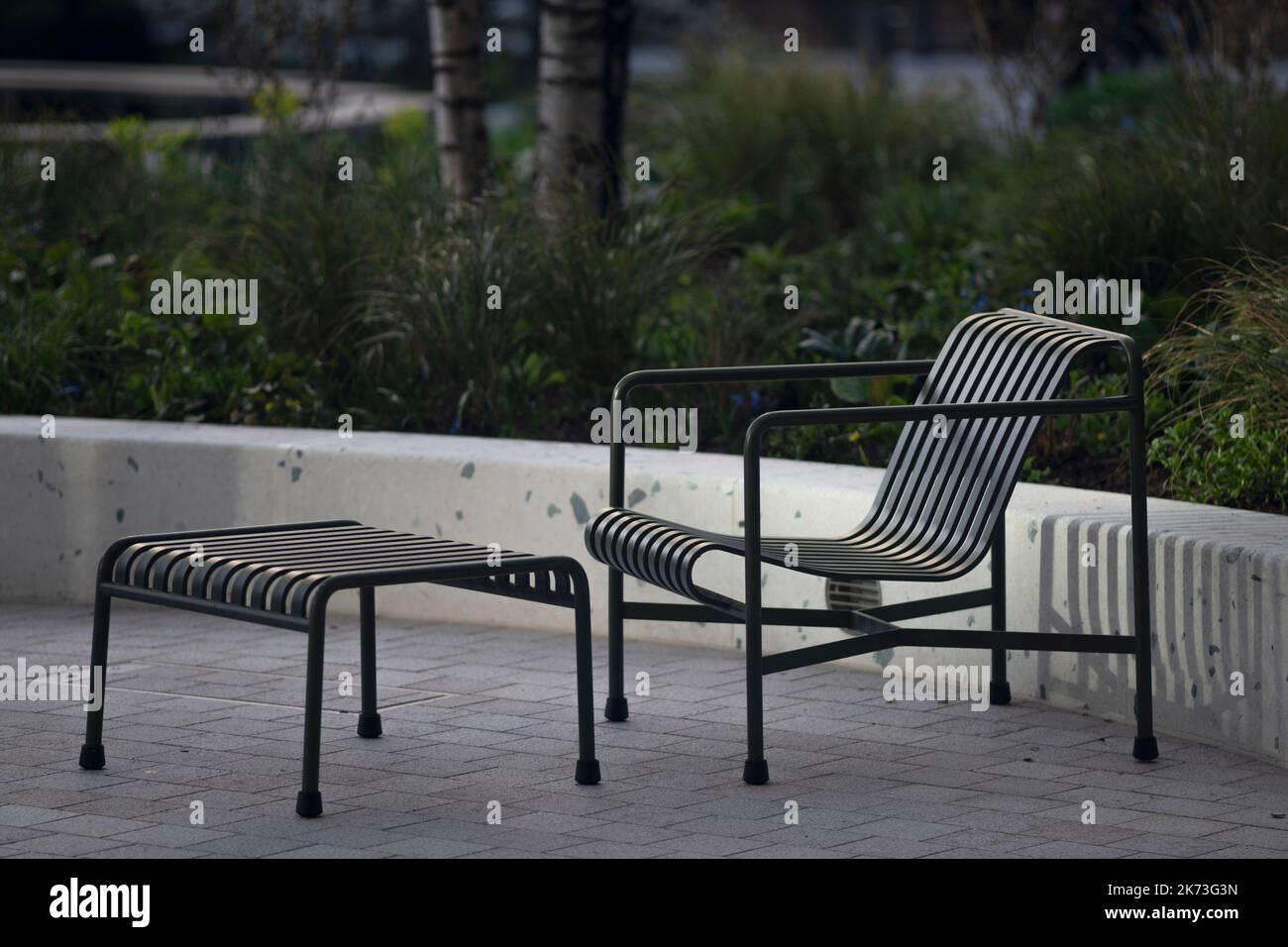 Detail of seating with planting behind. Exchange Square, London, United Kingdom. Architect: DSDHA, 2022. Stock Photo