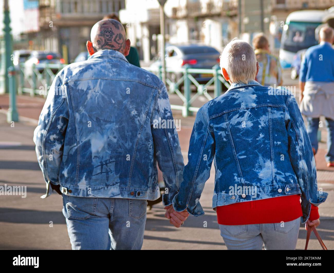 A skinhead couple take a walk along the Brighton seafront Stock Photo