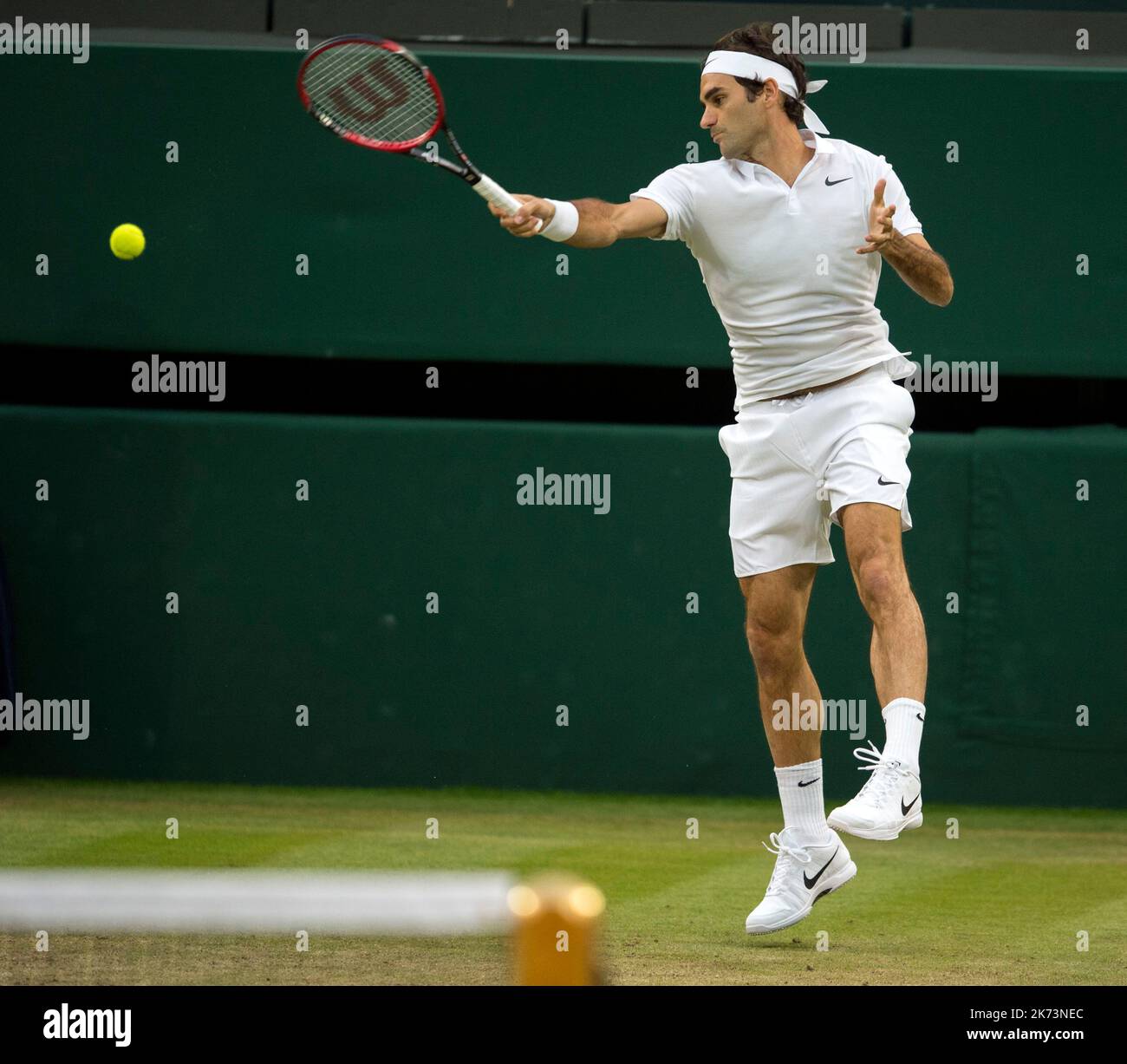 01/07/2016. Wimbledon 2016, Mens singles, Roger Federer (SUI) v Dan Evans (GBR), Centre Court. Roger Federer in action during the match. Stock Photo