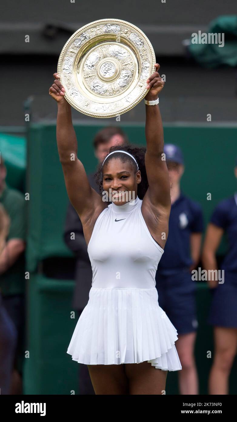2016, Wimbledon, Centre Court, Women's Singles Final, Serena Williams (USA) v Angelique Kerber, (GER). Serena Williams with the Venus Rosewater Dish. Stock Photo