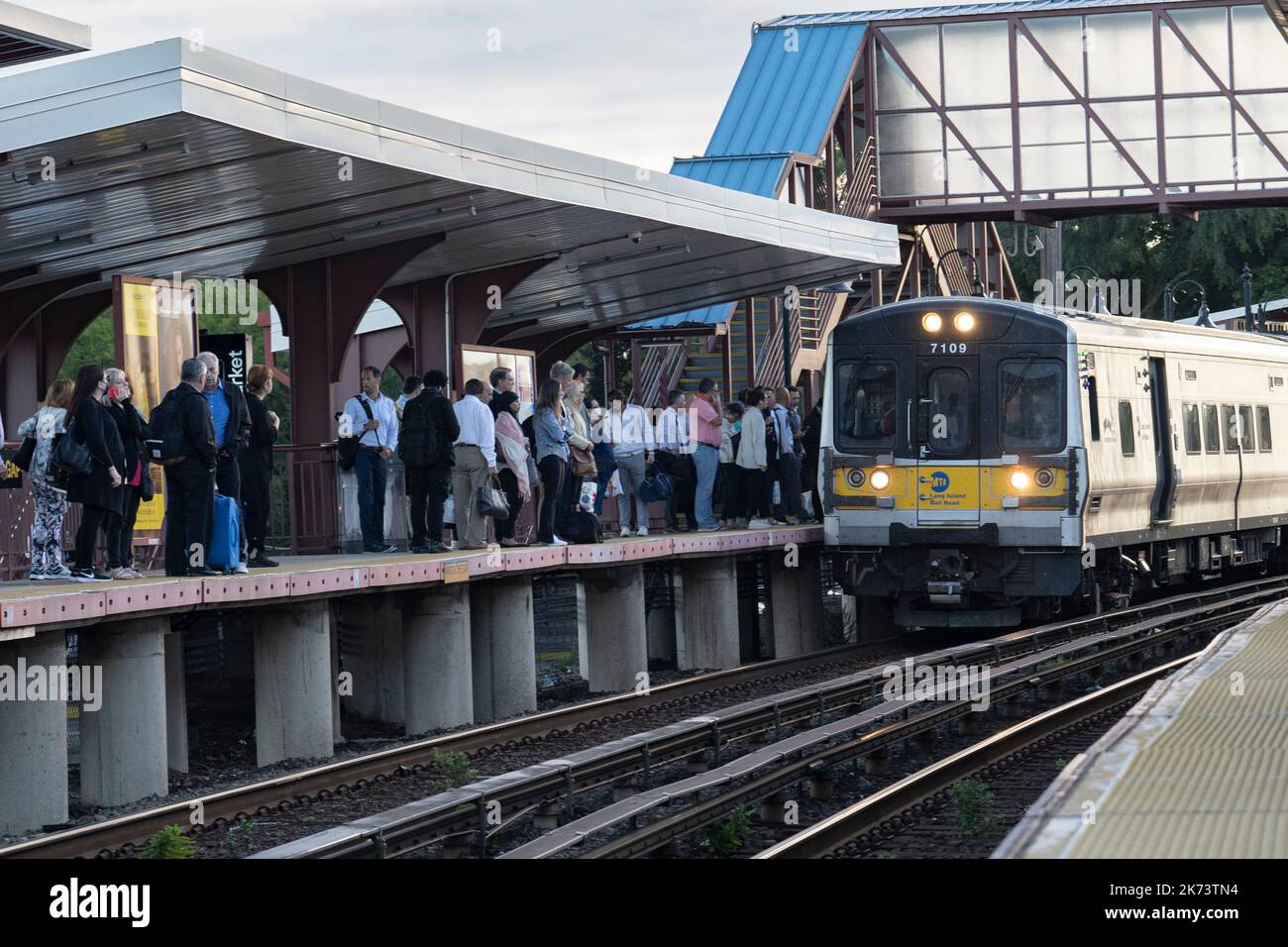 Syosset, New York, USA. 21st Sep, 2022. New York morning commuters wait