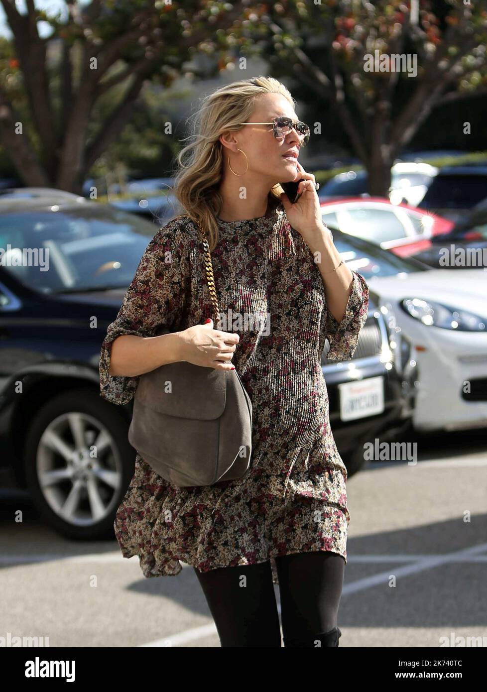 LOS ANGELES 08/12/2016 Molly Sims shopping at Saks Fifth Avenue in
