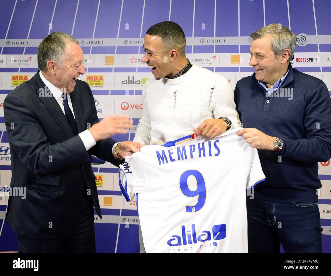 メンフィス・デパイ　リヨン Memphis Depay signed with french first league soccer Club Lyon