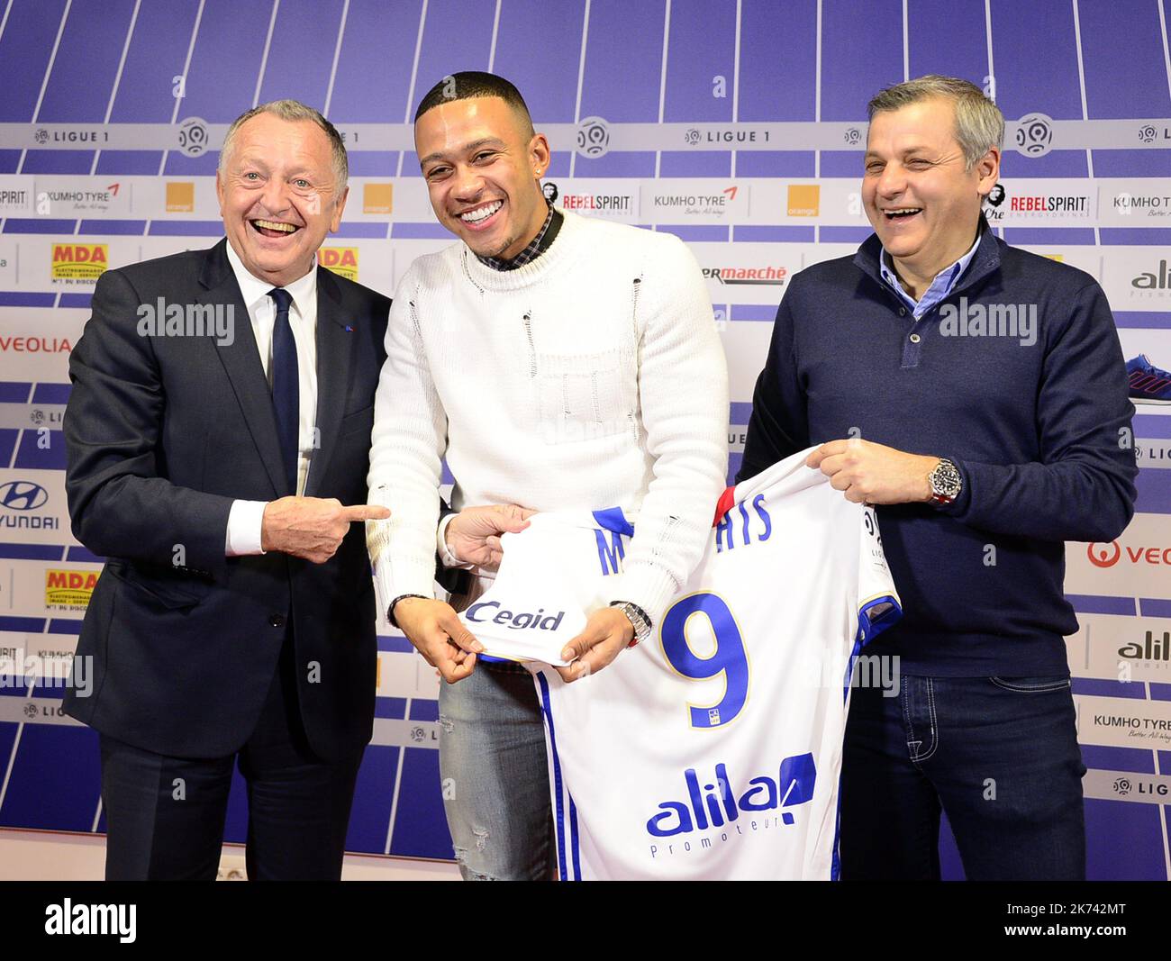Memphis Depay signed with french first league soccer Club Lyon