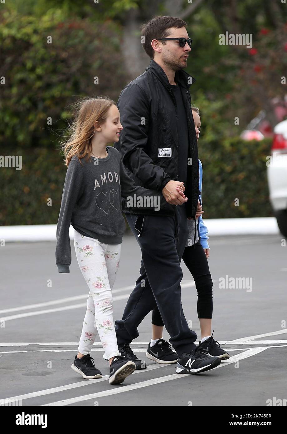 ©WCN/MAXPPP - LOS ANGELES 05/03/2017 Tobey Maguire and kids walking