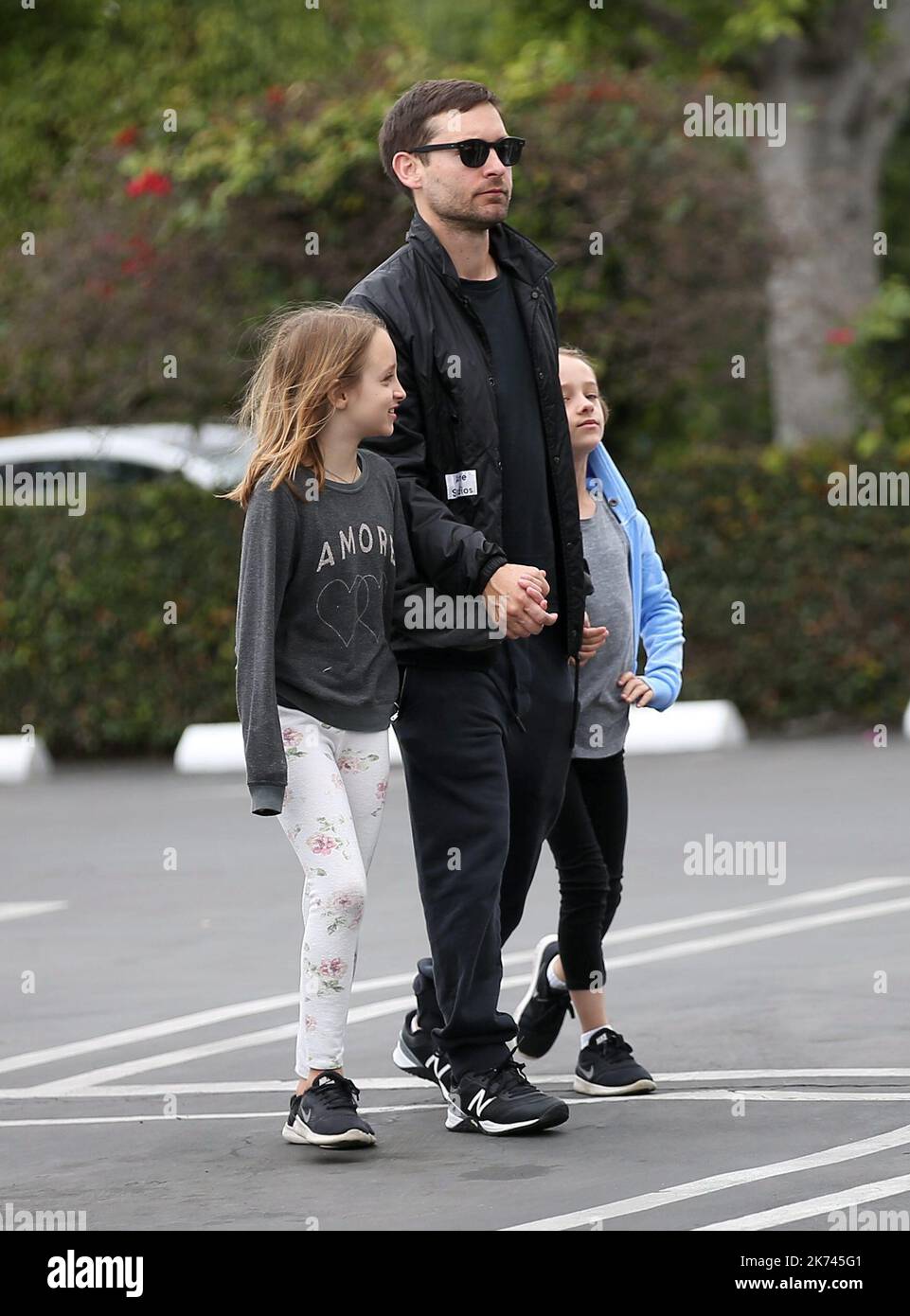 ©WCN/MAXPPP - LOS ANGELES 05/03/2017 Tobey Maguire and kids walking