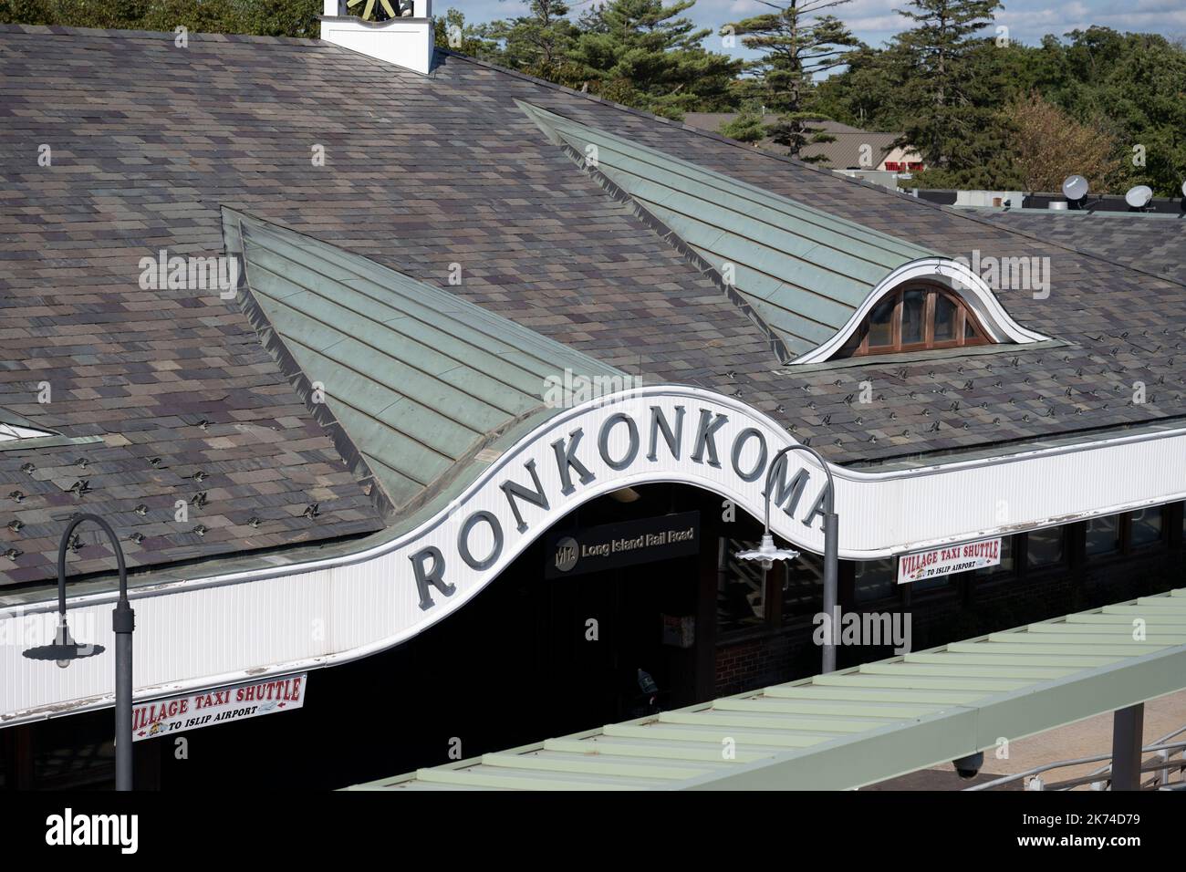 ronkonkoma-new-york-usa-21st-sep-2022-ronkonkoma-station-long