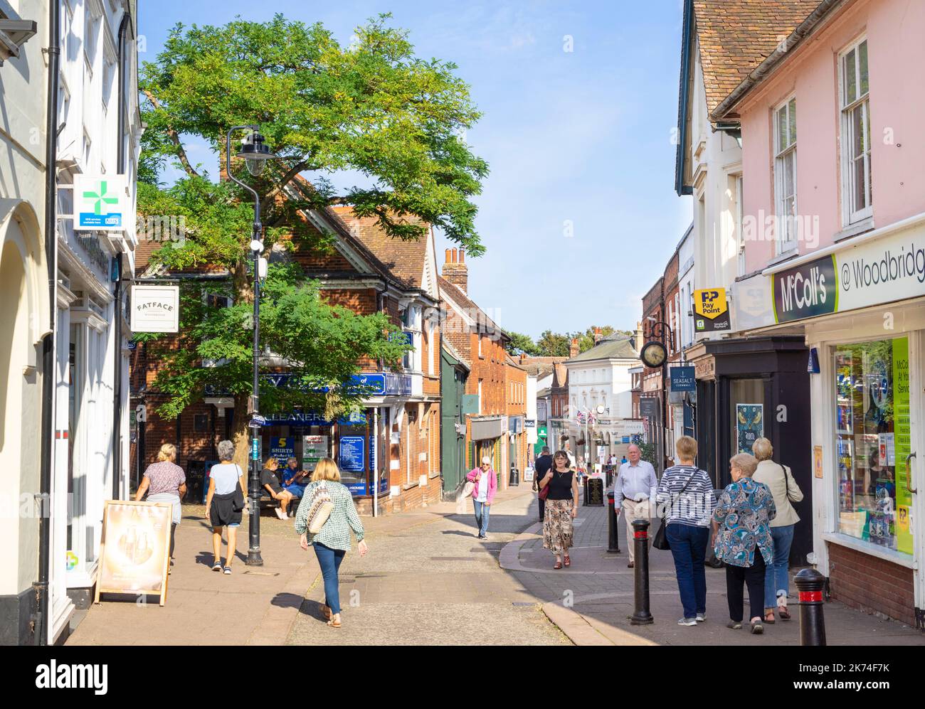 Shops and shoppers on the busy Thoroughfare Woodbridge Suffolk England UK GB Europe Stock Photo