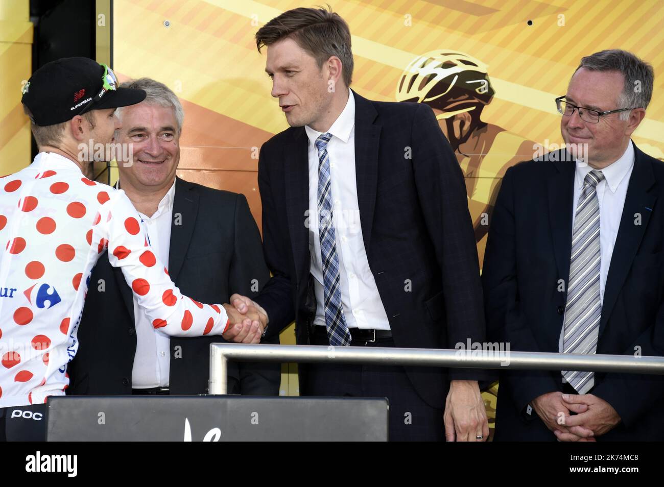 Nathan BROWN endosse le maillot Blanc à Pois Rouges. Il est félicité par Jean-Marc FOURNEL, maire de Longwy, Mathieu KLEIN et Henry LEMOINE. PHOTO Alexandre MARCHI. Stock Photo