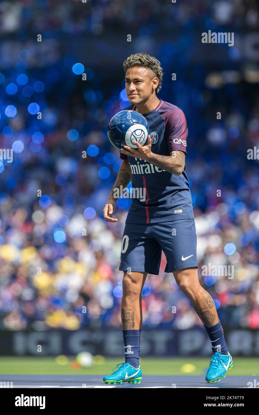 Le nouveau joueur du Paris Saint Germain Neymar Jr lors de sa ...