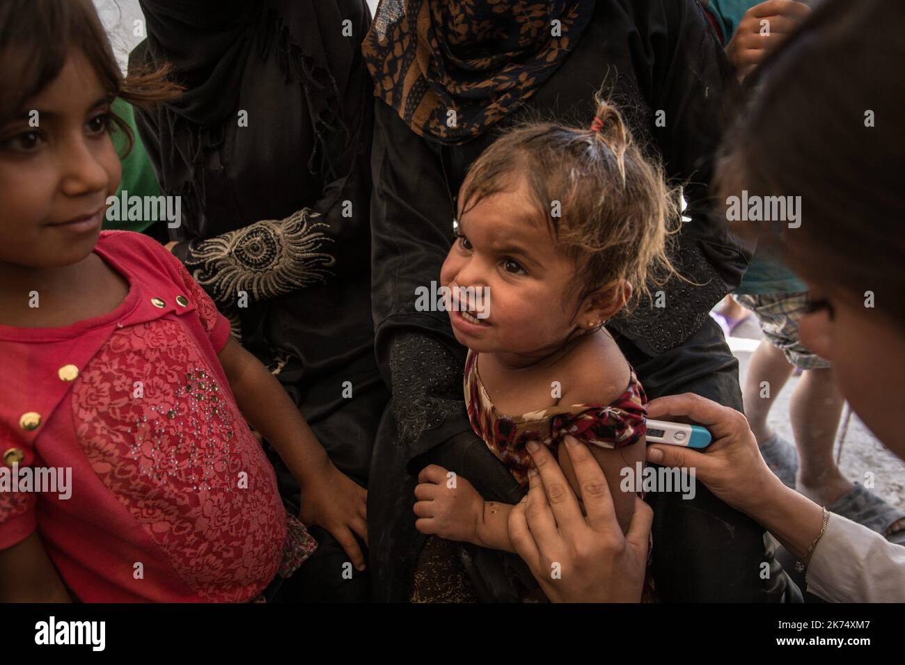 Juillet 2017 - Syrie - Rojava - Syrie du Nord - Camp de deplaces d'Ain Issa / Clinique MSF / Une jeune syrienne malade, originaire de Raqqa, se faire faire prendre la temperature par une medecin. Stock Photo