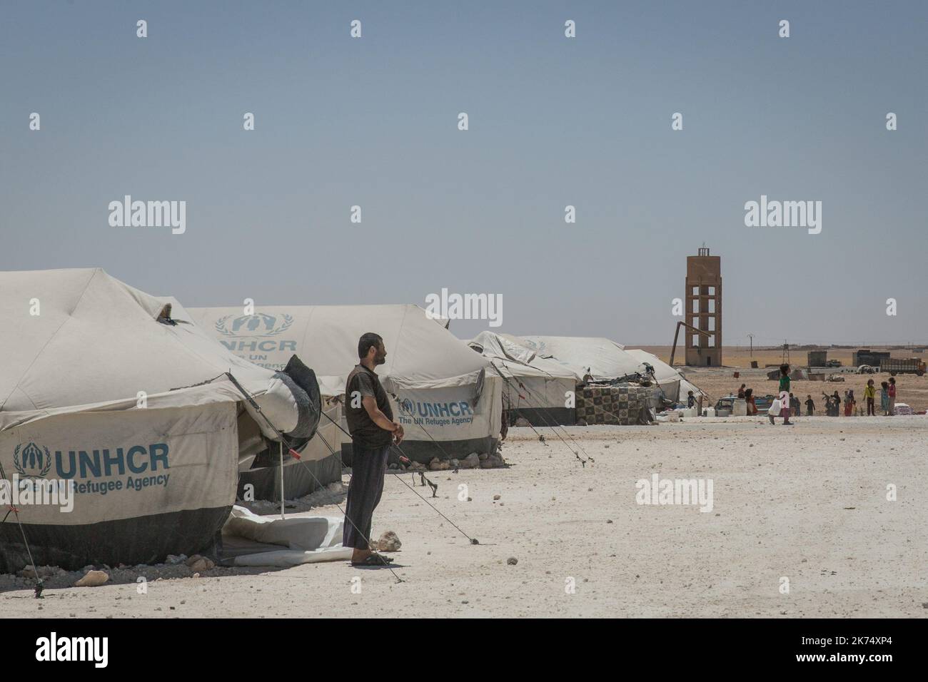 Juillet 2017 - Syrie - Rojava - Syrie du Nord - Camp de deplaces d'Ain Issa / Ambiance de camp / Un syrien originaire de Raqqa devant sa tente Stock Photo