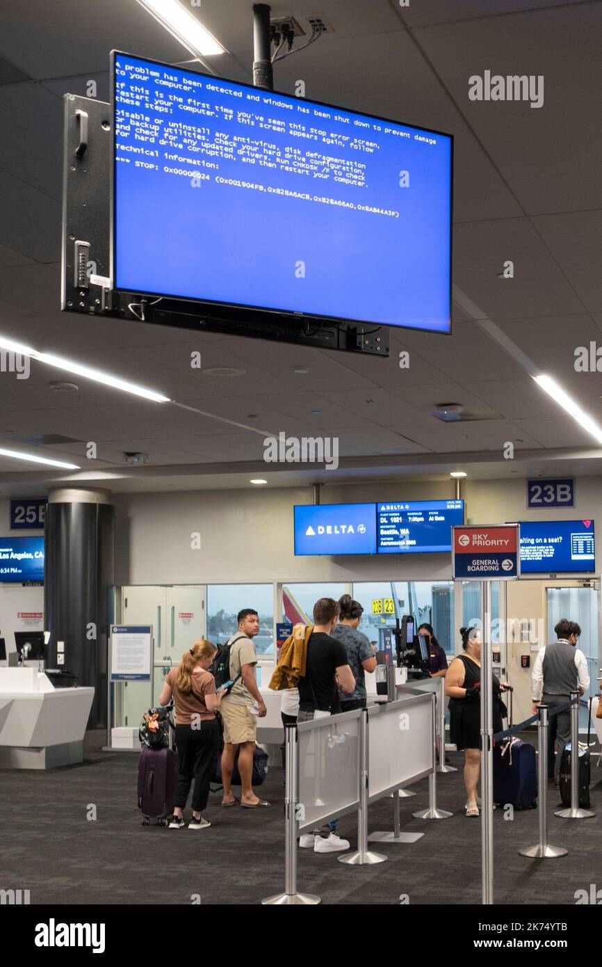 Los Angeles, California, USA. 29th Sep, 2022. An airport information screen that crashed and is displaying a Microsoft Windows Blue Screen of Death (BSoD) at a Delta Airlines gate at Terminal 3 at LAX.The Aviation Industry has faced considerable trouble after the COVID-19 Pandemic bailouts as most airlines laid off staff only for air travel to quickly rebound. Pilot, flight attendant and general staffing shortages have caused tens of thousands of flight cancellations across the United States in 2022. (Credit Image: © Taidgh Barron/ZUMA Press Wire) Stock Photo