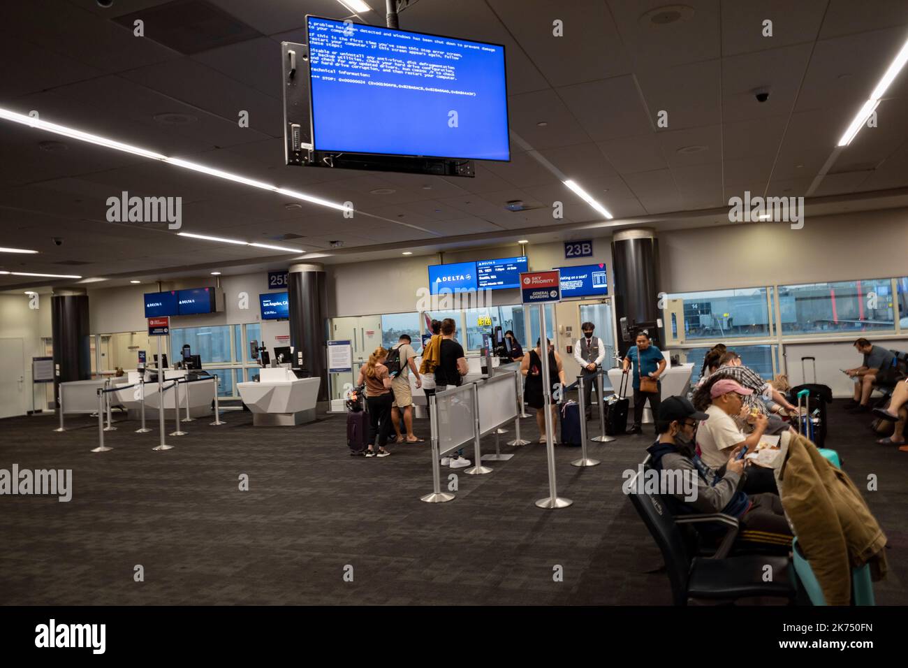 Los Angeles, California, USA. 29th Sep, 2022. An airport information screen that crashed and is displaying a Microsoft Windows Blue Screen of Death (BSoD) at a Delta Airlines gate at Terminal 3 at LAX.The Aviation Industry has faced considerable trouble after the COVID-19 Pandemic bailouts as most airlines laid off staff only for air travel to quickly rebound. Pilot, flight attendant and general staffing shortages have caused tens of thousands of flight cancellations across the United States in 2022. (Credit Image: © Taidgh Barron/ZUMA Press Wire) Stock Photo