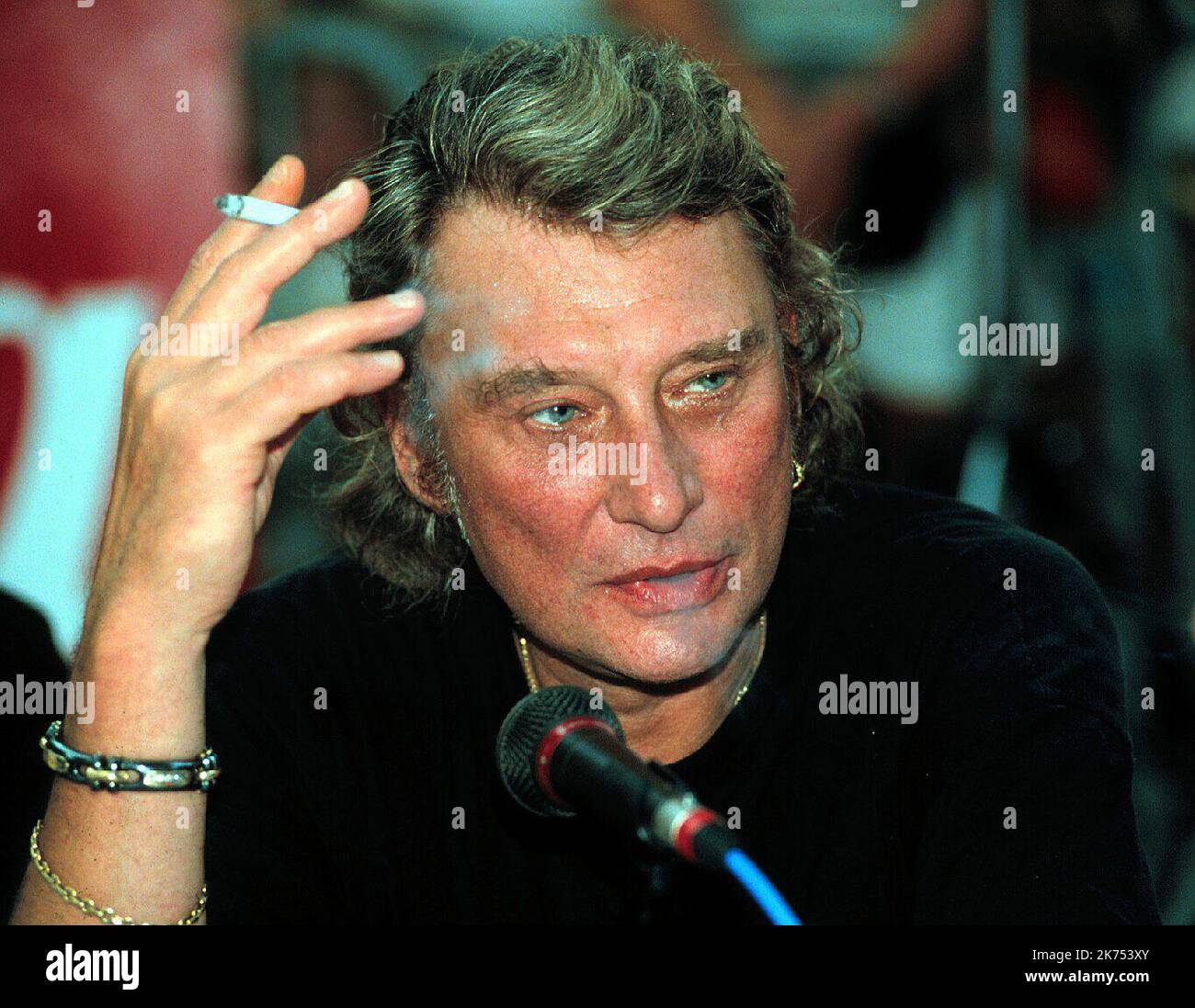 SAINT TROPEZ HALLYDAY JUILLET 1995 HALLIDAY ET LAETITIA SUR LA PLACE Saint tropez hallyday juillet 1995 halliday et laetitia sur la place
