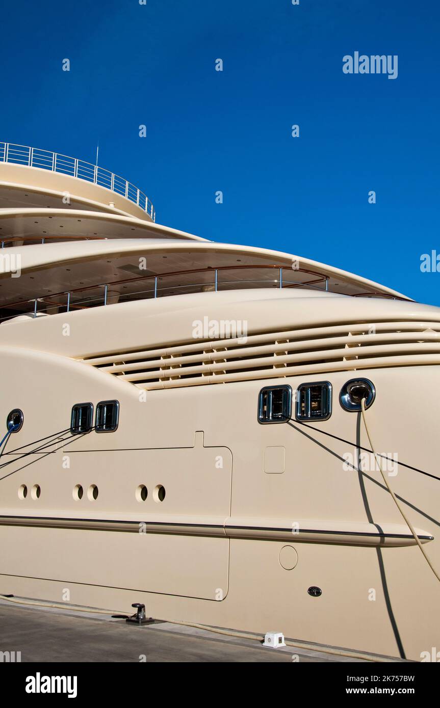 Casco del yate hires stock photography and images Alamy