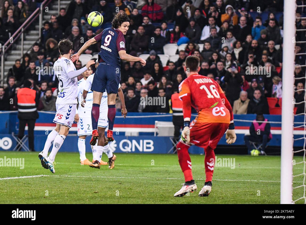Paris Saint Germain's Edinson Cavani (C) in action against Strasbourg goalkeeper Alexandre Oukidjaa (R) during the French Ligue 1 soccer match between Paris Saint Germain (PSG) and Racing Club Strasbourg Alsace at the Parc des Princes stadium in Paris, France, 17 February 2018.  Stock Photo
