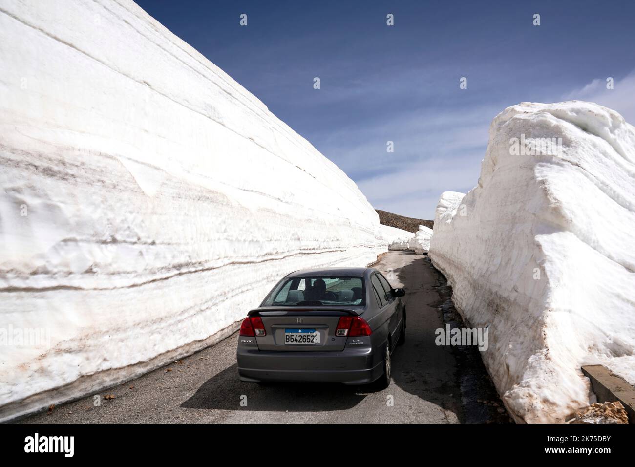 Schneebedeckte Berge an der Straße von der Beeka-Ebene nach Tripoli , Libanon Stock Photo