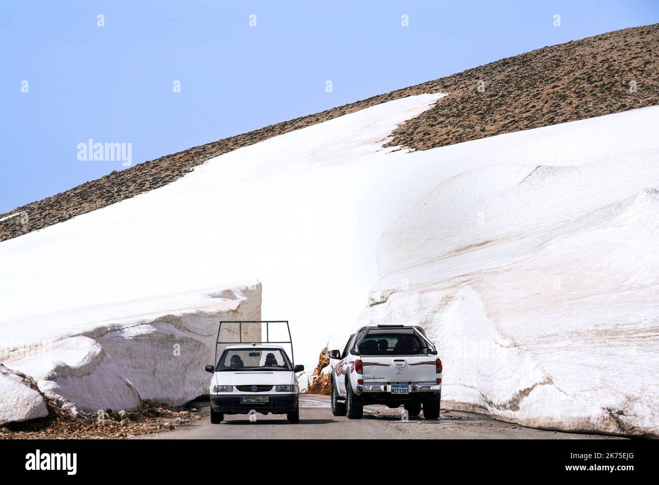 Schneebedeckte Berge an der Straße von der Beeka-Ebene nach Tripoli , Libanon Stock Photo