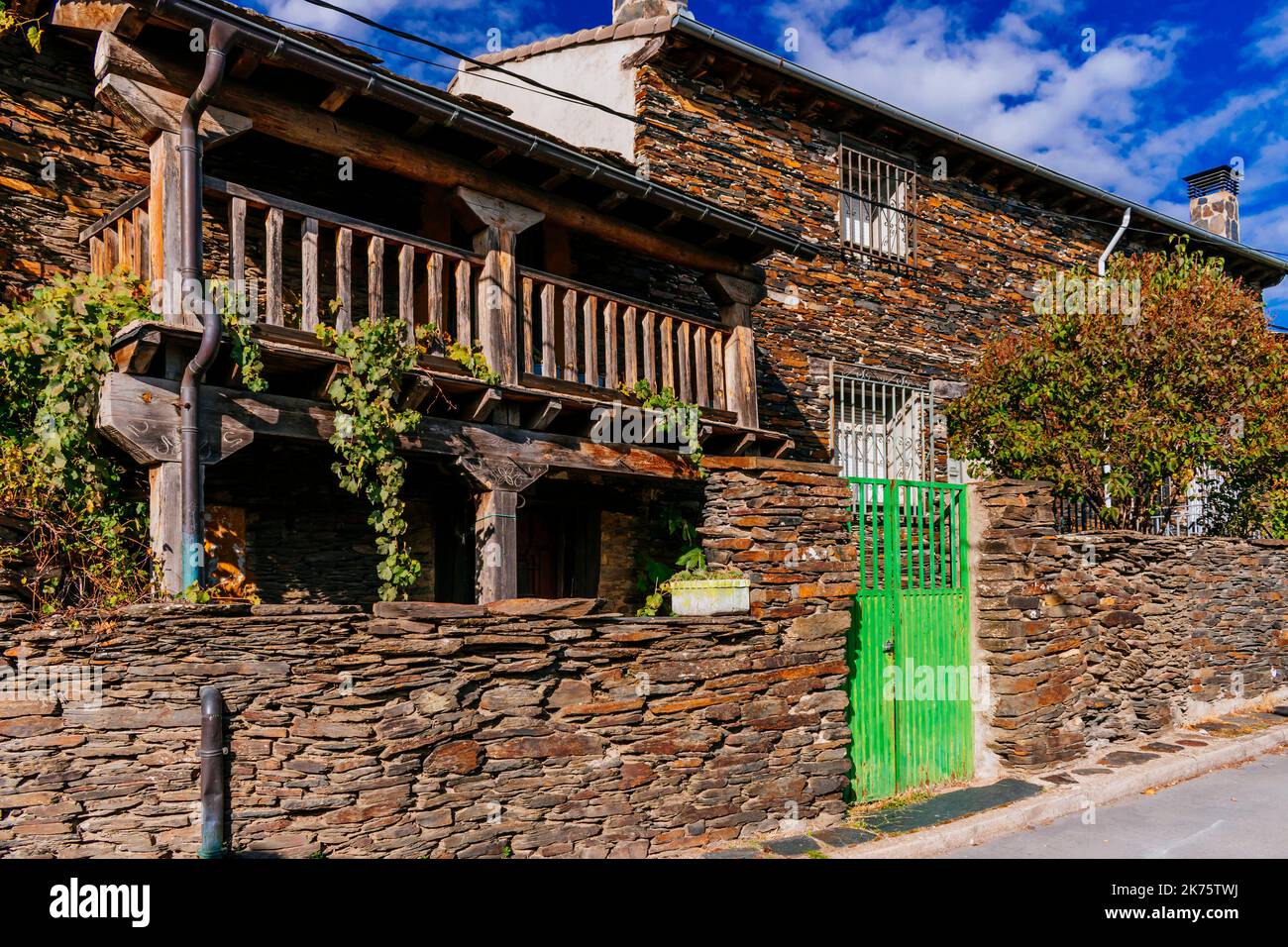 Route of the black villages. Street of Majaelrayo. Black Architecture