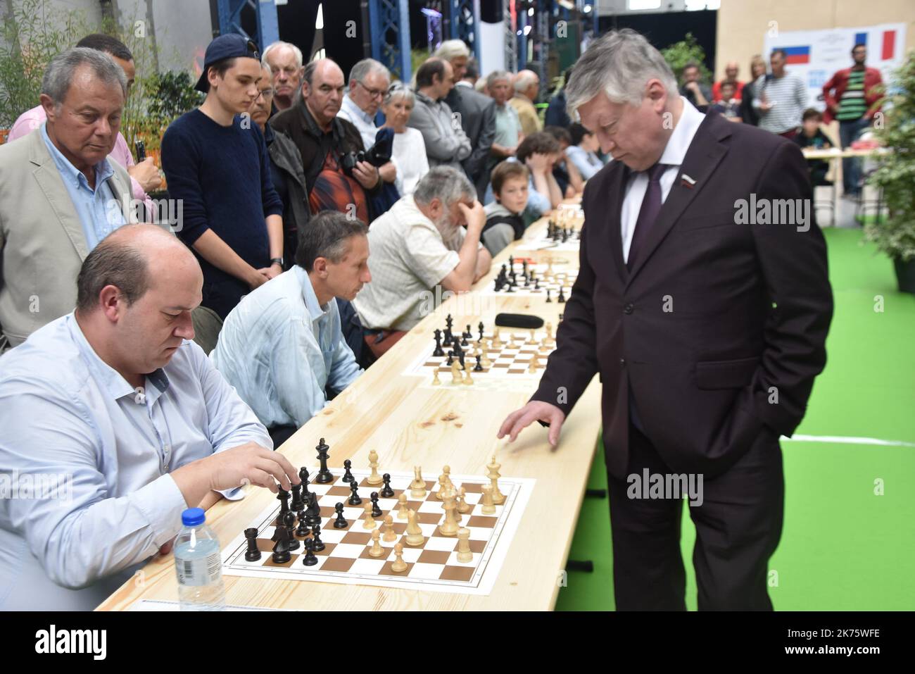 Anatoly Yevgenyevich Karpov, Russian chess grandmaster and former World Champion, against 20 players. Stock Photo