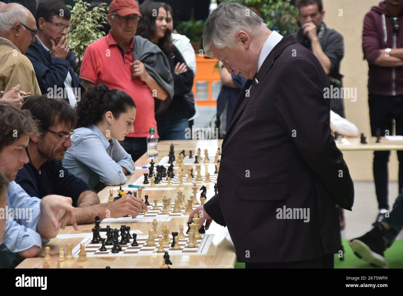 World champion Anatoly Karpov during simultaneous exhibition against young  chess players Stock Photo - Alamy