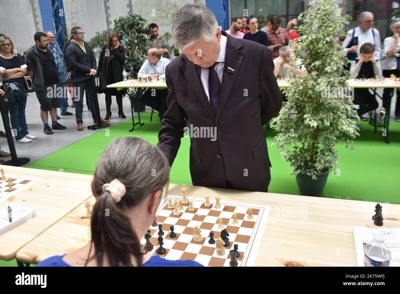 Anatoly Yevgenyevich Karpov, Russian chess grandmaster and former World Champion, against 20 players. Stock Photo