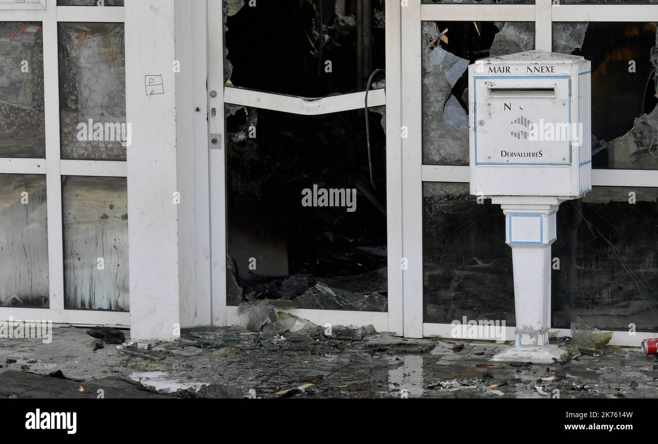 A police check went wrong, in the Breil district, in Nantes, this Tuesday, July 3. Several detonations were heard and a 22-year-old man died after being shot by a CRS. The sector was crisscrossed by an important safety device. A riot then broke out in the neighborhood, several vehicles were burned and the house of associations was destroyed by fire. Stock Photo