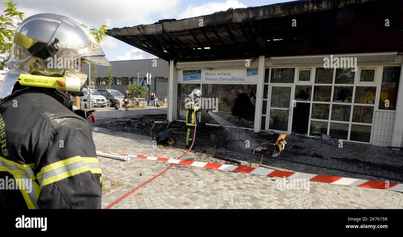 A police check went wrong, in the Breil district, in Nantes, this Tuesday, July 3. Several detonations were heard and a 22-year-old man died after being shot by a CRS. The sector was crisscrossed by an important safety device. A riot then broke out in the neighborhood, several vehicles were burned and the house of associations was destroyed by fire. Stock Photo