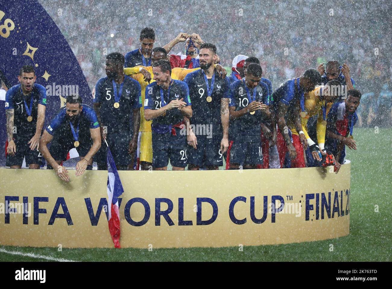 While the new World Champion France takes the World Cup / l. The team of  Croatia makes a team photo, team picture, team photo. in the rain GES /  Football / World