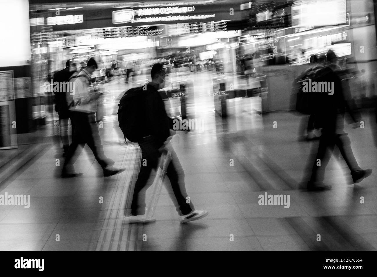 Tokyo, Japan. 5th Oct, 2022. Commuters scrambling through Shinagawa Station, a massive JR East and JR Central transfer station connecting local metro and suburban intercity public transportation heavy rail lines with the Shinkansen super express bullet train services. The JR Pass is a very popular method for tourists to travel around Japan. (Credit Image: © Taidgh Barron/ZUMA Press Wire) Stock Photo