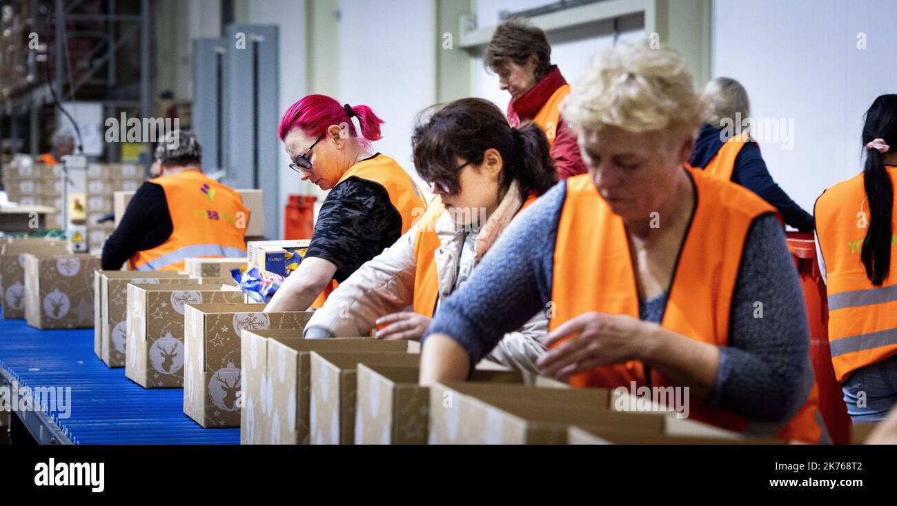 2022-10-17 14:15:17 UDEN - Employees of Christmas Packages.nl. are busy in  the packing center. With the holidays just around the corner, Christmas  gift wrapping is in full swing. ANP RAMON VAN FLYMEN