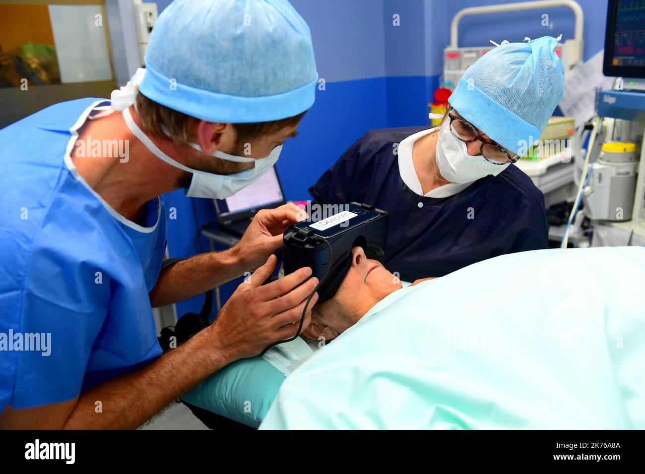Virtual reality in the operating room to relieve the patient, relax him ...