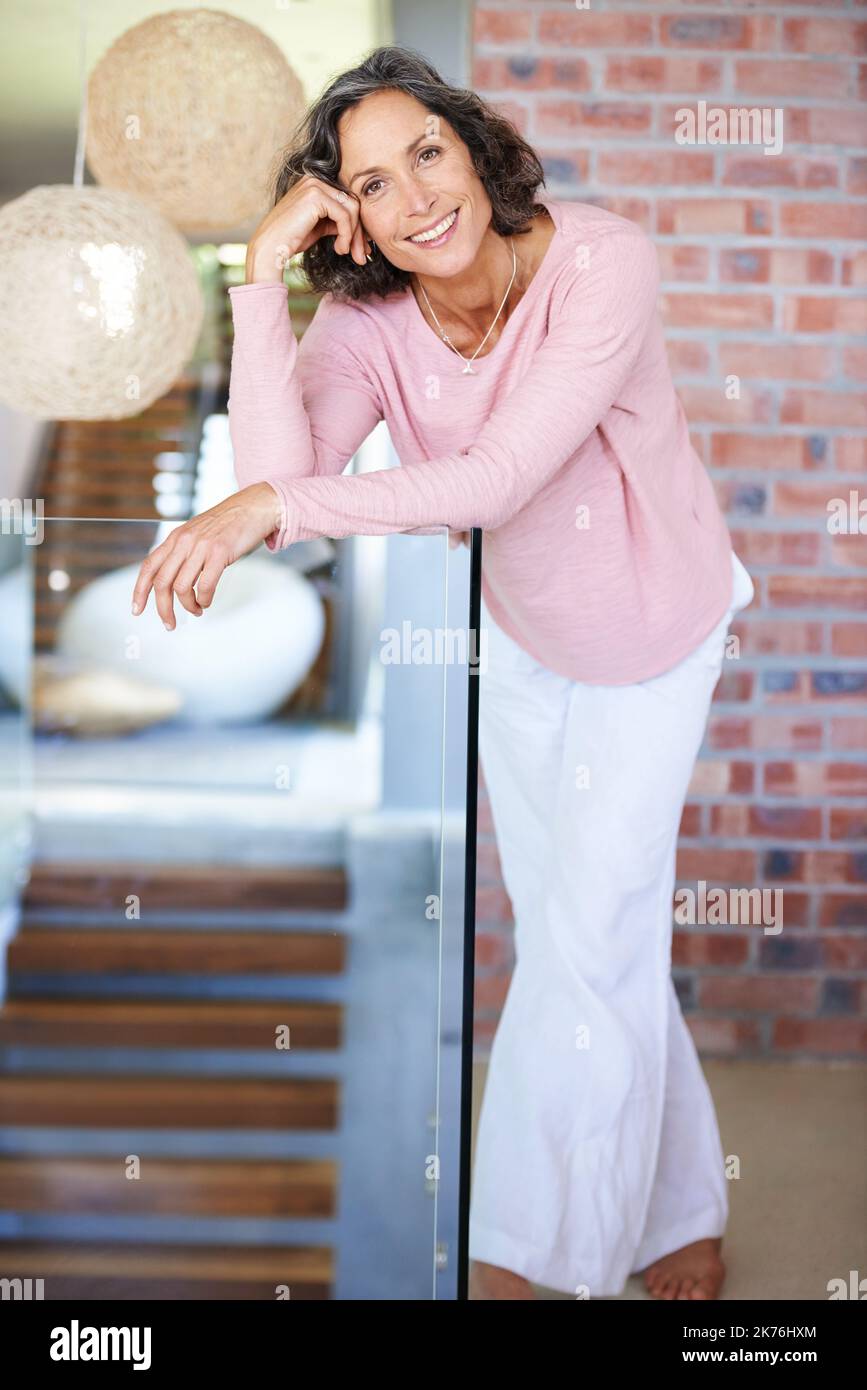 Beautiful mature woman full length hi-res stock photography and images ...