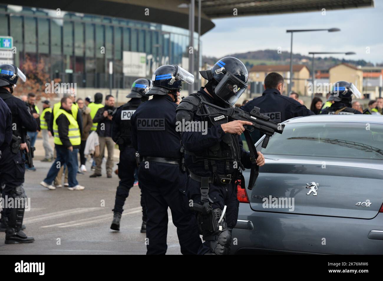 The yellow vests decided to do blocking operations at the borders here