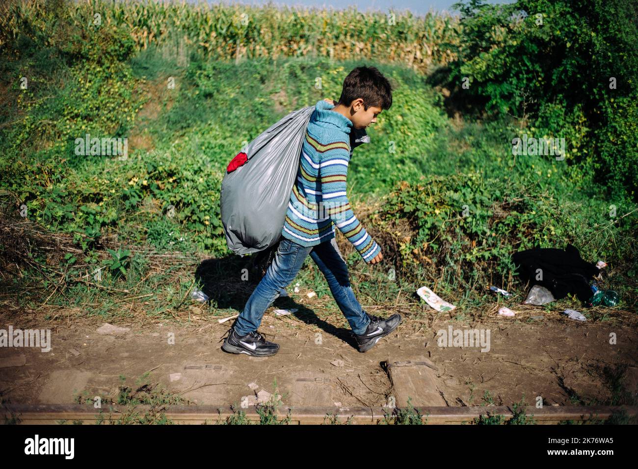 Refugees are taking buses or walking from Kanjiza camps to the Serbian