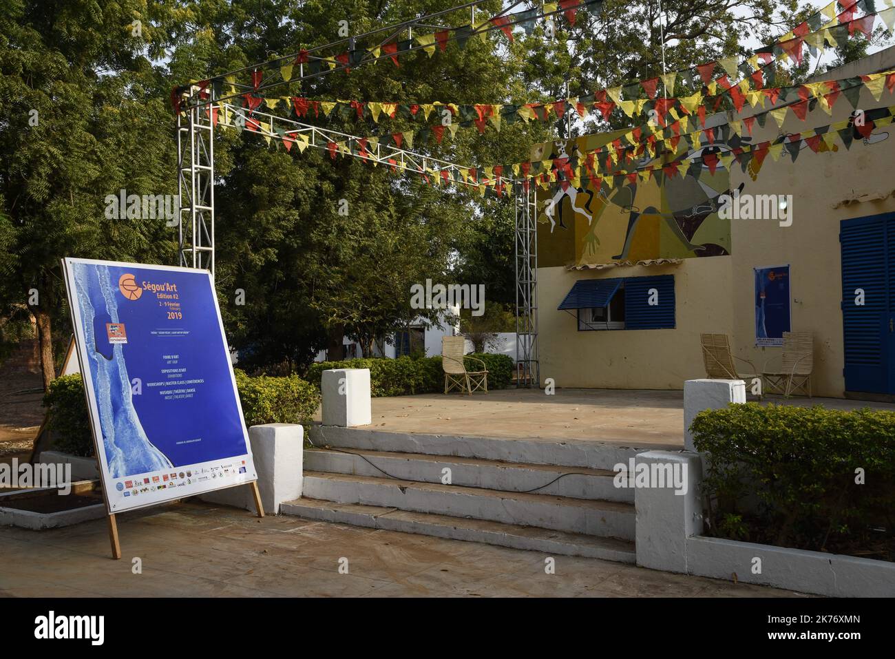 On the place of the Festival Foundation on Niger, the absence of public is glaring. This 2nd edition of the Segou Art festival is open this weekend in Segou. A half-hearted inauguration and an audience that has not always responded. Indeed, the great Festival on Niger, the largest in Mali no longer bears his name and this is confusing. In spite of quality exhibitions, and a few big posters in concert the public did not answer present during this first weekend and not only because of the growing insecurity in the center of the country. A festival not very well understood and is even looking at  Stock Photo