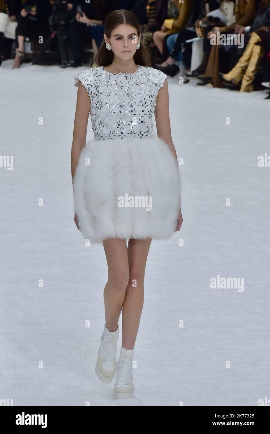 Chanel catwalk hi-res stock photography and images - Page 16 - Alamy