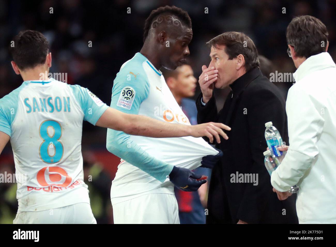 Marseille head coach Rudy Garcia speaks with Mario Balotelli of Marseille in  action during the Ligue 1 soccer match between Paris Saint Germain (PSG) and Olympique de Marseille (OM) at the Parc des Princes stadium in Paris on March 17, 2019.  Stock Photo