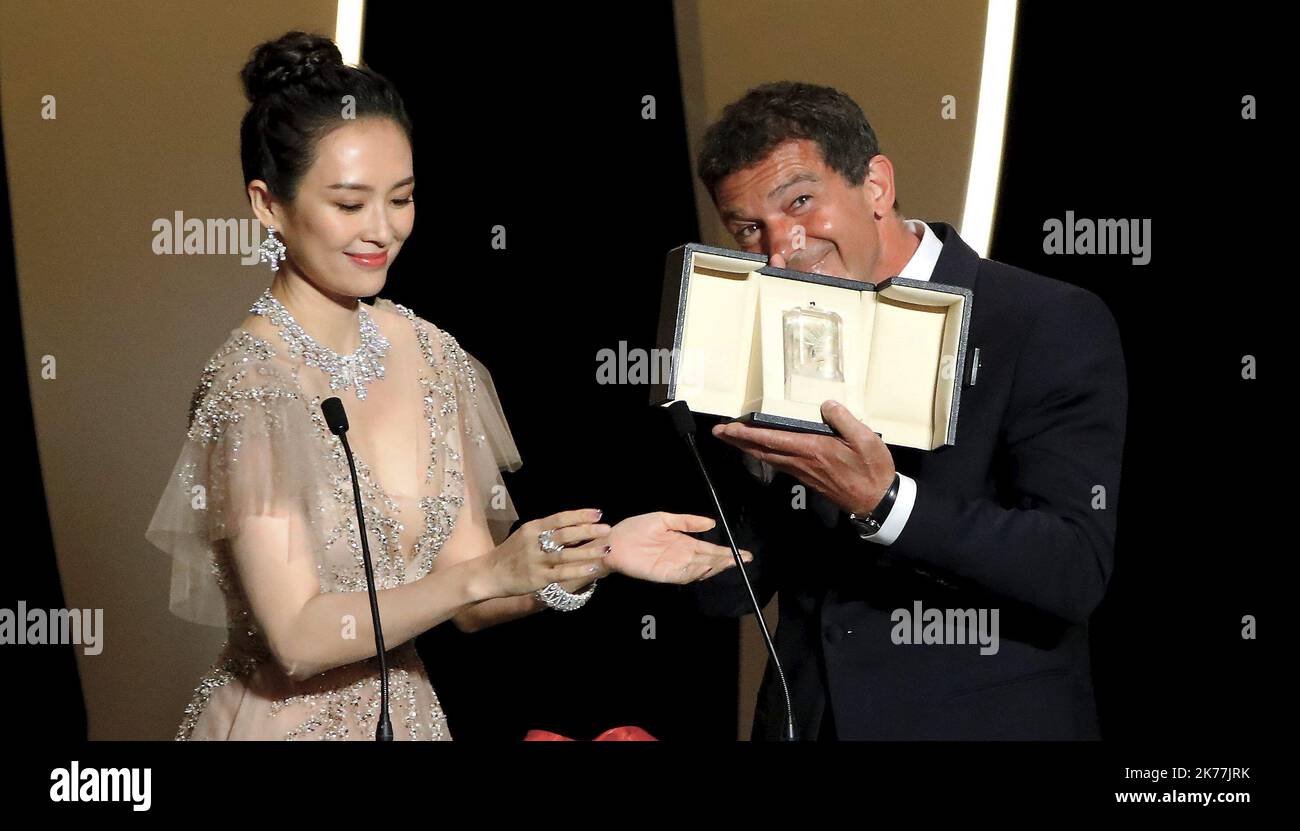 Antonio Banderas on stage after winning Best Actor Prize for his part in 'Dolor Y Gloria (Pain and Glory) Stock Photo
