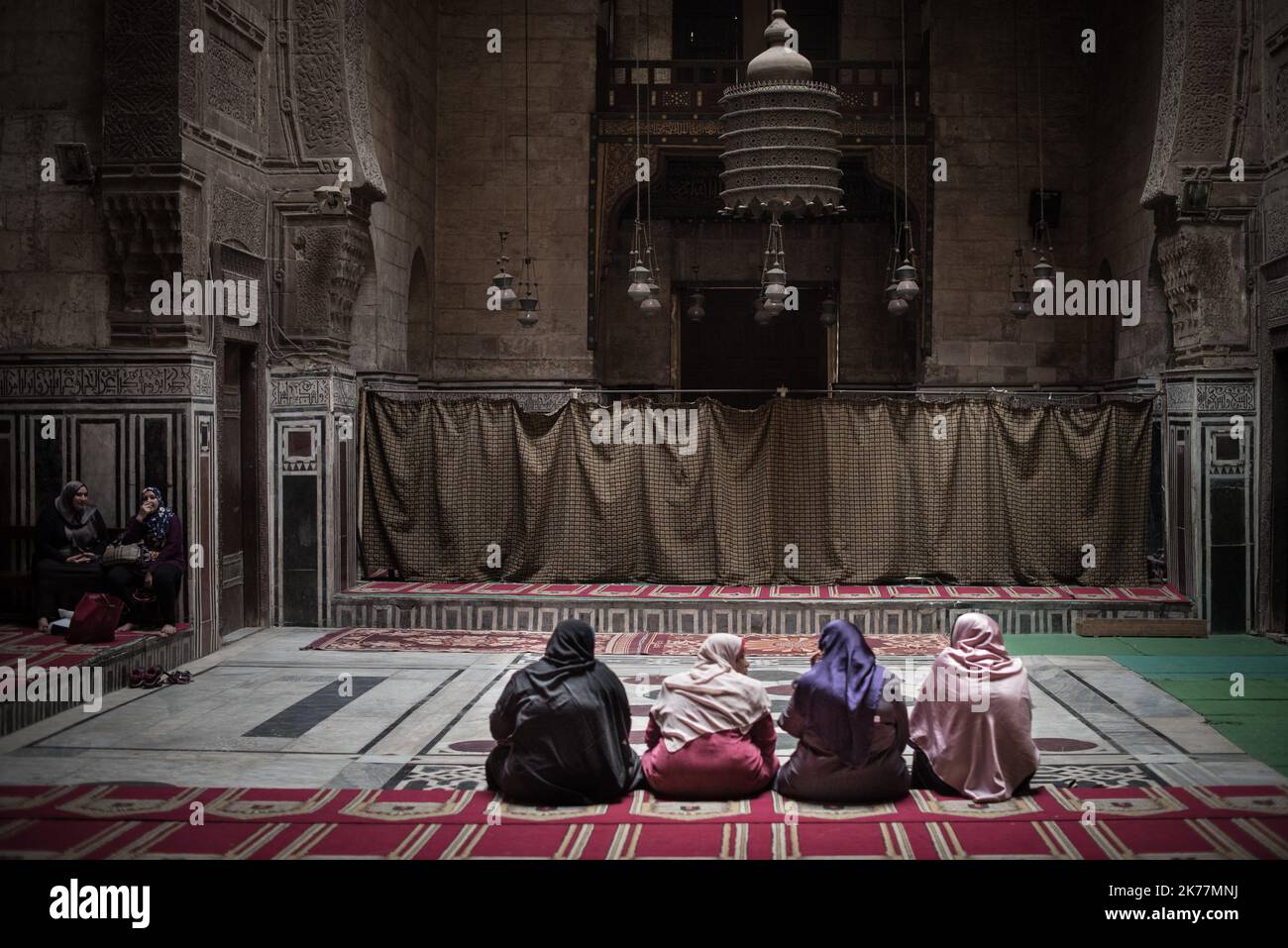 ©Chloe Sharrock / Le Pictorium/MAXPPP - Chloe Sharrock / Le Pictorium - 05/04/2019  -  Egypte / Le Caire  -  Des femmes dans une mosquee du Caire Islamique.  / 05/04/2019  -  Egypt / Cairo  -  Women in a mosque in the Muslim Cairo. Stock Photo