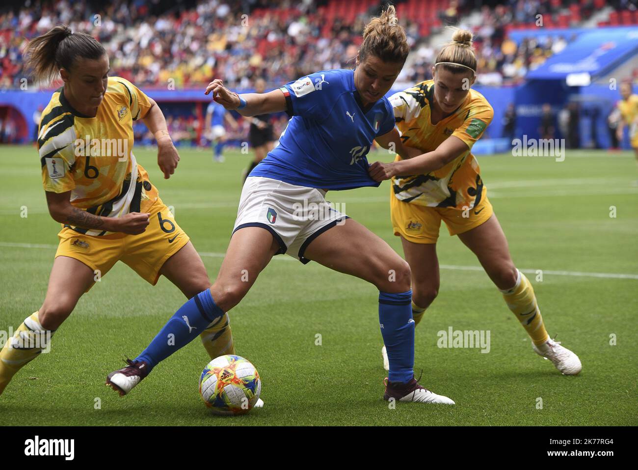 ©FRéDéRIQUE GRANDO/MAXPPP - Coupe du monde -  Equipe féminine d'australie A vs Equipe féminine d'italie A - 09/06/2019 Phase de groupe - (c) 2019 Grando/MaxPPP CHLOE LOGARZO CRISTINA GIRELLI STEPH CATLEY   2019/06/09. Woman soccer match Australia vs Italy Stock Photo