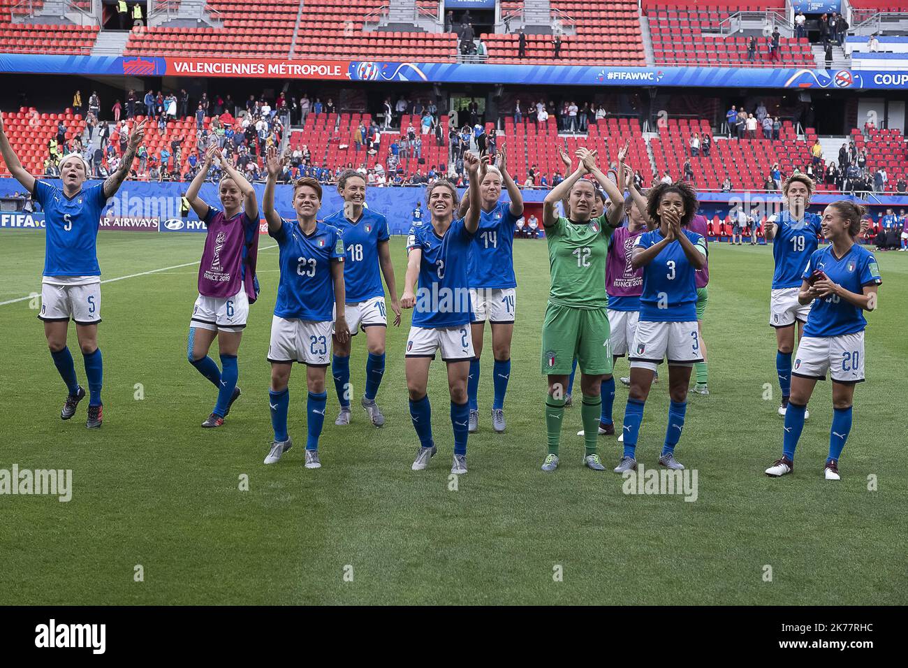 ©ERIC BALEDENT/MAXPPP - Coupe du Monde -  Equipe d'Australie féminine vs Equipe d'Italie féminine - 09/06/2019 2019, Phase finale - (c) 2019 Baledent/MaxPPP Les italiennes viennent communier et fêter avec leurs supporteurs et supportées la victoire 2 buts à 1    2019/06/09. Woman soccer match Australia vs Italy Stock Photo