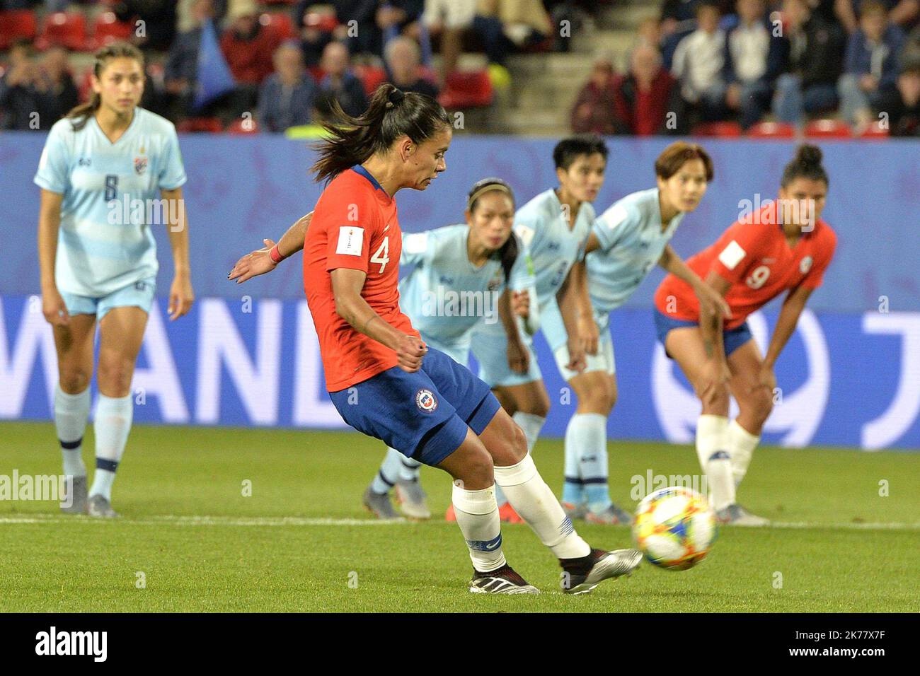 Coupe du Monde Féminine de Football 2019 de la FIFA. FIFA Women's World Cup  France 2019. Roazhon Park. Penalty raté par Adriana SACHS Stock Photo -  Alamy