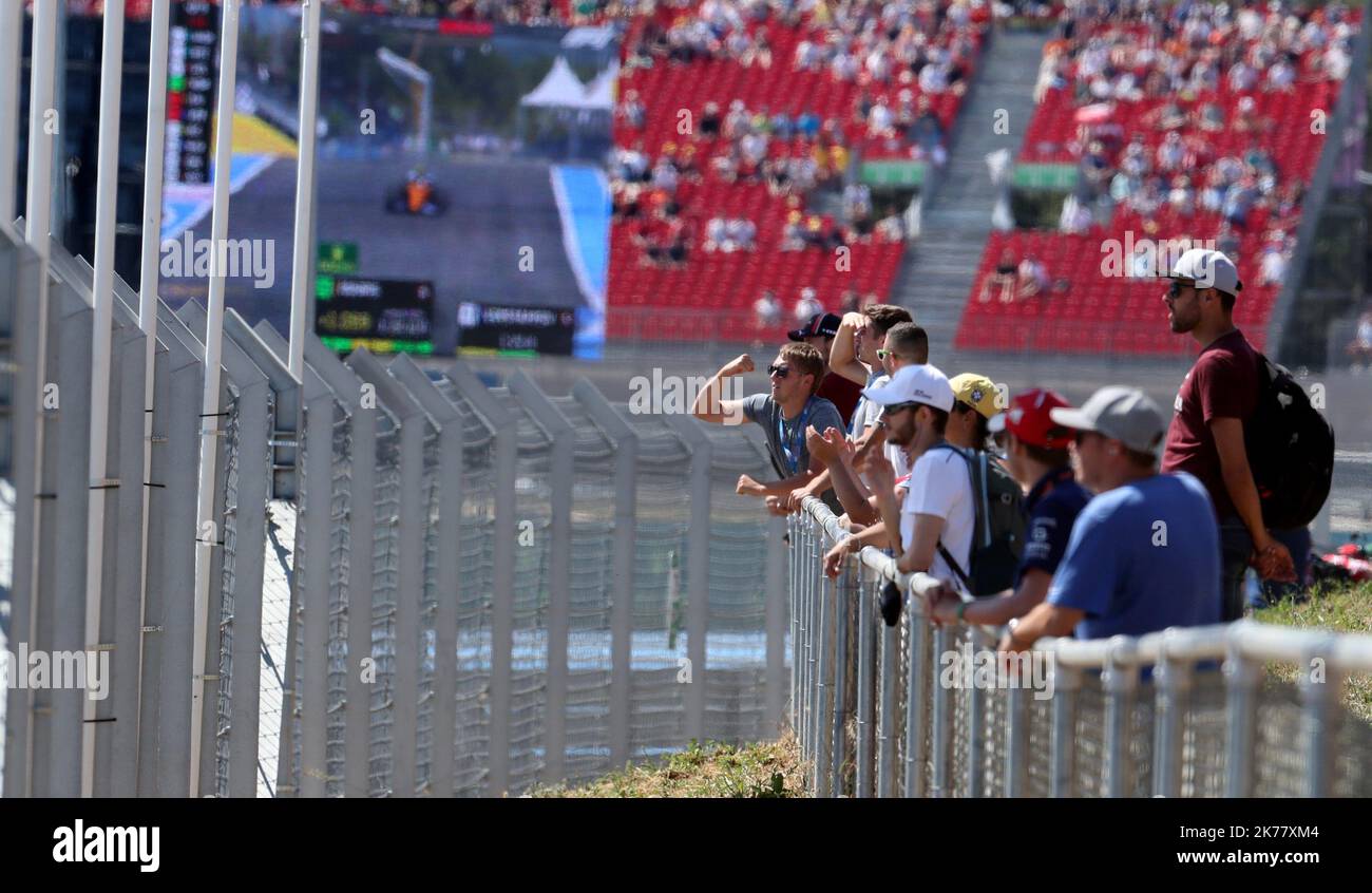 Spectators At The Races Spectators match the race Stock Photo - Alamy