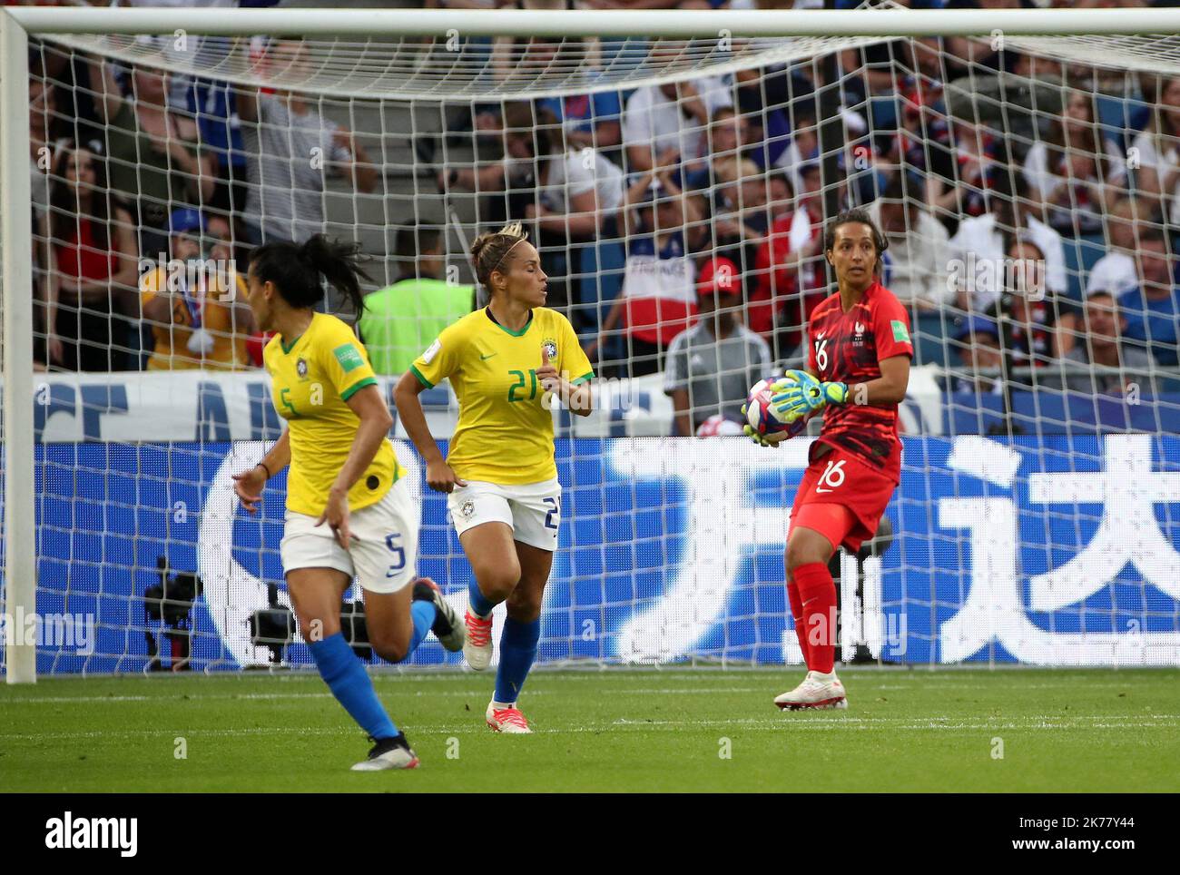 France goalkeeper Sarah Bouhaddi Stock Photo - Alamy